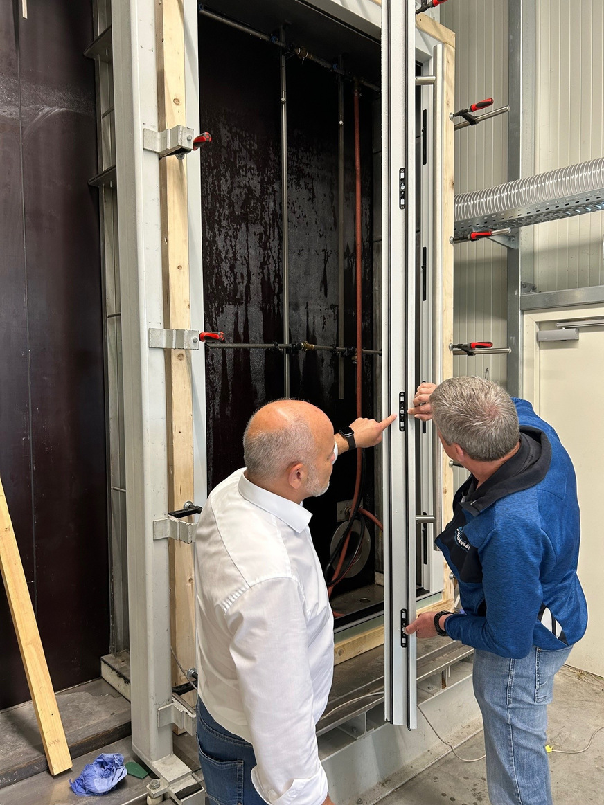 Das Thema Pivottüre bzw. die Abdichtungslösung MPI beschäftigt ALUMAT weiter (hier, am eigenen Prüfstand, re. Vertriebsleiter Henning Hild mit Account Manager Türschloss Johann Reiner von Maco); aktuell in Form einer spannenden Kooperation rund um die von KOWA entwickelte Hauseingangstüre „Fennen“ mit auf Sylt gefundenen Brettern etc.