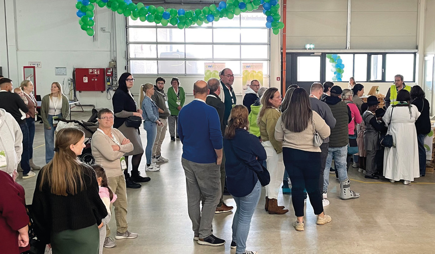 Neben einem bunten Rahmenprogramm für Groß und Klein kamen besonders die Werksbesichti-gungen gut an. Viele waren neugierig zu sehen, wie moderne Fenster aus Holz entstehen.