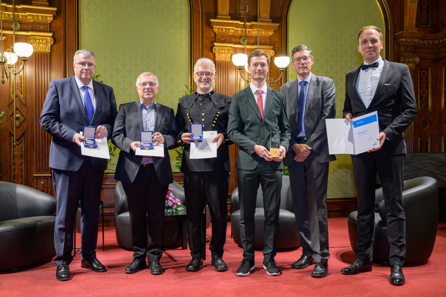 Die Preisträger Prof. Dr. Strube, Dr. Rössler und Thomas Höfer mit den diesjährigen Gewinnern der H. F. Mark-Medaillen Prof. Dr. Clemens Holzer (Montanuniversität Leoben), Dr. Ralph Theuer (KremsChem Holding) und Dr. Dietmar Loidl (ehem. OFI Geschäftsführer) (v.re.n.li.).