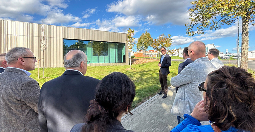 Auf 12 m Länge demonstrieren fünf Glasfelder, dass höchst unterschiedliche Sicherheitsanforderungen optisch perfekt in einer Fassade integriert werden können.