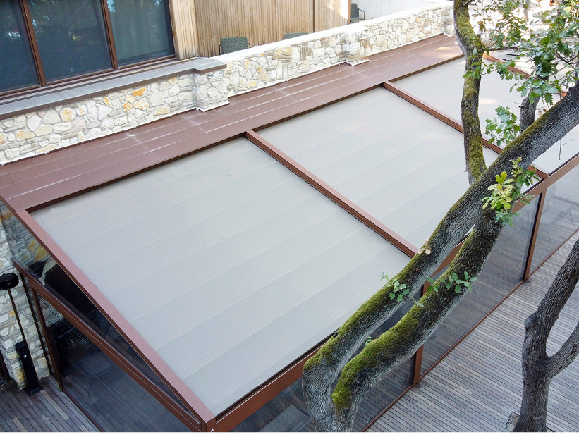 Die drei Pergolen Gennius Vega mit Vertika Cristal-Rollos ­wurden an einer bestehenden Natursteinmauer verankert – ein ­gezielter architektonischer Bezug auf lokale Materialien und traditionelle Bauweisen.