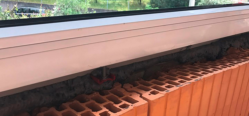 Abbildung 2: Brüstung aus Mauerwerk ohne Ringbalken und ohne nennenswerte Auflast.