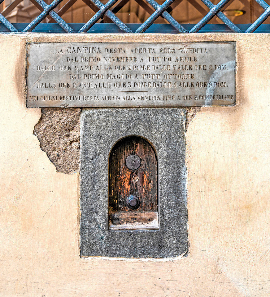 Wer beim nächsten Florenz-Bummel eines dieser Mini-Portale entdeckt, ­sollte unbedingt genauer hinsehen: Dahinter verbirgt sich nicht nur Wein, sondern ­eine ganze Epoche.