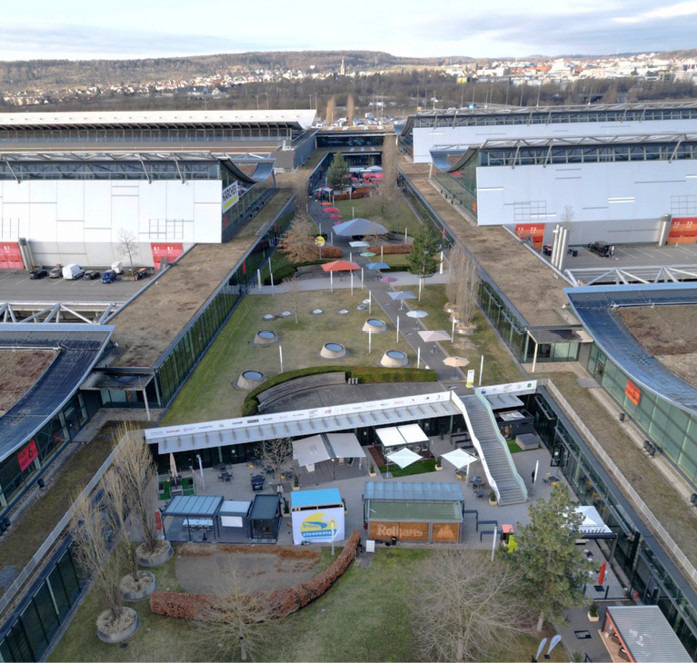 Die Schirmallee mit über 20 Bahama Schirmen ist ein Highlight der OUTDOOR. AMBIENTE. LIVING.