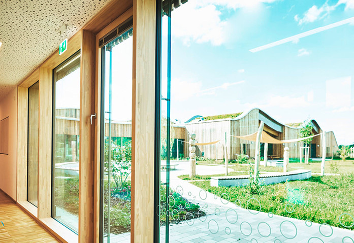 Die Nahtstelle des L-förmigen Gebäudes bildet den ­Eingang zum Neubau.