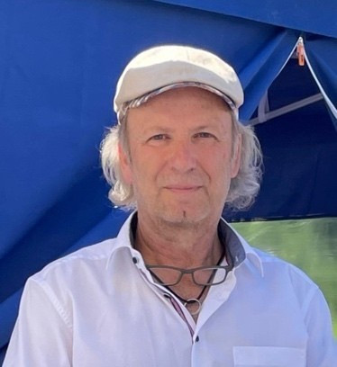 Claudius Freiberg: Experte für Oberflächensanierung in Sachen PVC, Holz, Aluminium und Glas.