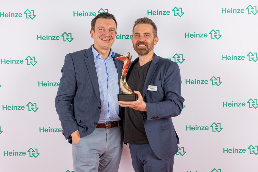 Bei den Architects’ Darling Awards wurde Lamilux in drei Kategorien ausgezeichnet, im Bild links Martin Jux, Leiter der Architektenberatung bei Lamilux, mit  seinem Kollegen Andreas Söllner, Leiter der Werbeabteilung.