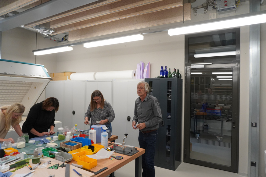 Fachoberlehrer Andreas Hart gibt Tipps beim Fusing.