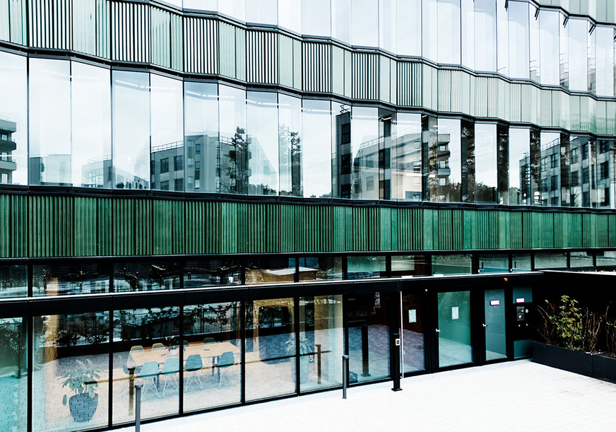 Bei dem Projekt wurden 2100 m² Isolierglas mit hohem Sonnen- und Schallschutz verbaut – überwiegend starke VSG-Gläser, die trotz ihres Schutzes eine dezente Optik bewahren.