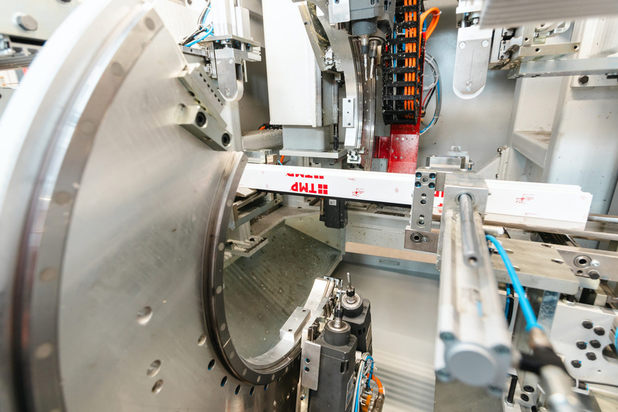 Das 8-Achs-Orbit-Modul ermöglicht die Rundum-Bearbeitung des Profils in freier Lage.