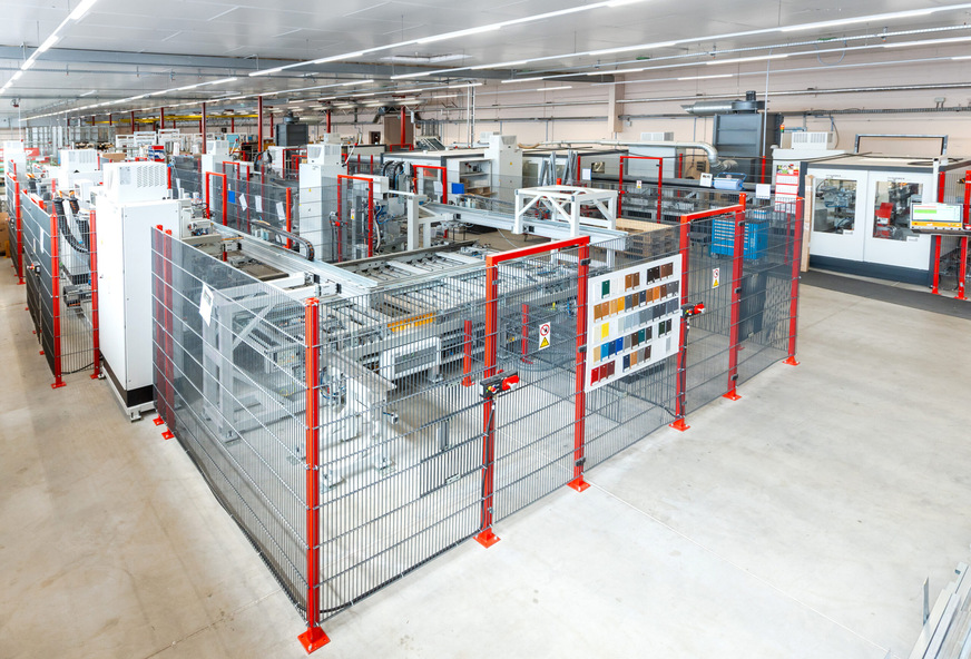 Im Frühjahr 2023 ging bei TMP in Bad Langensalza eine neue, hoch automatisierte Anlage für die PVC-Profilbearbeitung in Betrieb. Das BAZ von Schirmer fasst viele einzelne Arbeitsschritte zusammen und übernimmt in kürzerer Zeit weitaus mehr aufwendige Bearbeitungen am Profil.