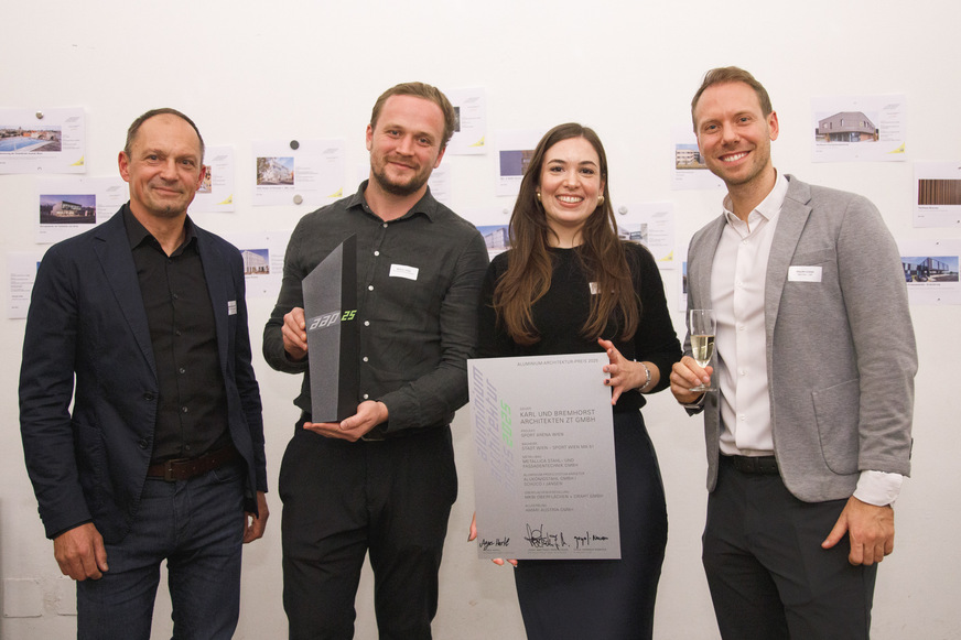Die Gewinner des AAP 2025: Karl und Bremhorst Architekten ZT GmbH und beteiligter Bauherr: Stadt Wien – Sport Wien MA 51 für das Projekt 