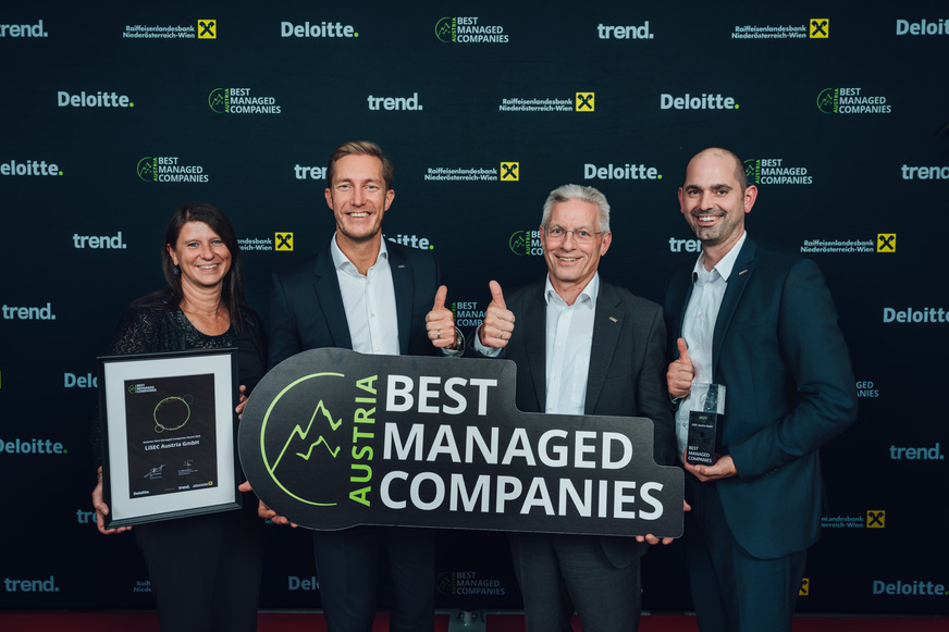 v.l.: Doris Niederwimmer (Director Human Resources & Administration) , Oliver Pichler (CFO), Gottfried Brunbauer (CEO) und Markus Lininger (Director Engineering & Production Assembly) bei der Überreichung der „Austria’s Best Managed Company“ Auszeichnung