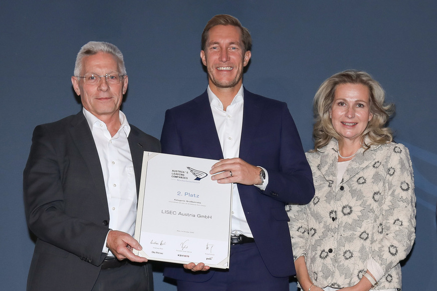 Lisec CEO Gottfried Brunbauer (l.) und CFO Oliver Pichler bei der Überreichung des ALC Awards