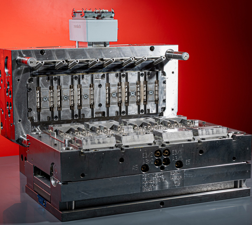 Zinkdruckguss-Heißkanalwerkzeug: Die Heißkanaltechnologie im Zinkdruckguss verbessert die Guss- und damit die Bauteilqualität. Diese höhere Qualität reduziert die Ausschusskosten in der nachfolgenden Oberflächenbehandlung und ermöglicht insgesamt eine wirtschaftlichere Fertigung durch geringere Herstellkosten.