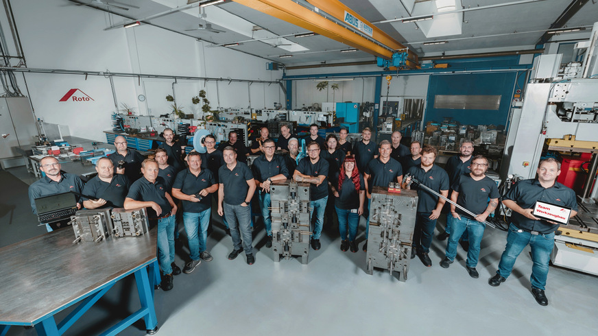 Diesjähriger Kategorie-Sieger „Interner Werkzeugbau unter 50 Mitarbeitende“ des Wettbewerbs „Excellence in Production“ wurde die Roto Frank Austria GmbH. Rund 30 Mitarbeitende gehören zum Team. Viele von ihnen haben bereits ihre Fachausbildung im Unternehmen absolviert. Unter anderem bildet Roto Kalsdorf derzeit sowohl Werkzeugbautechniker als auch innovative Doppellehrberufe wie Werkzeugbautechnik in Kombination mit Gießereitechnik aus.