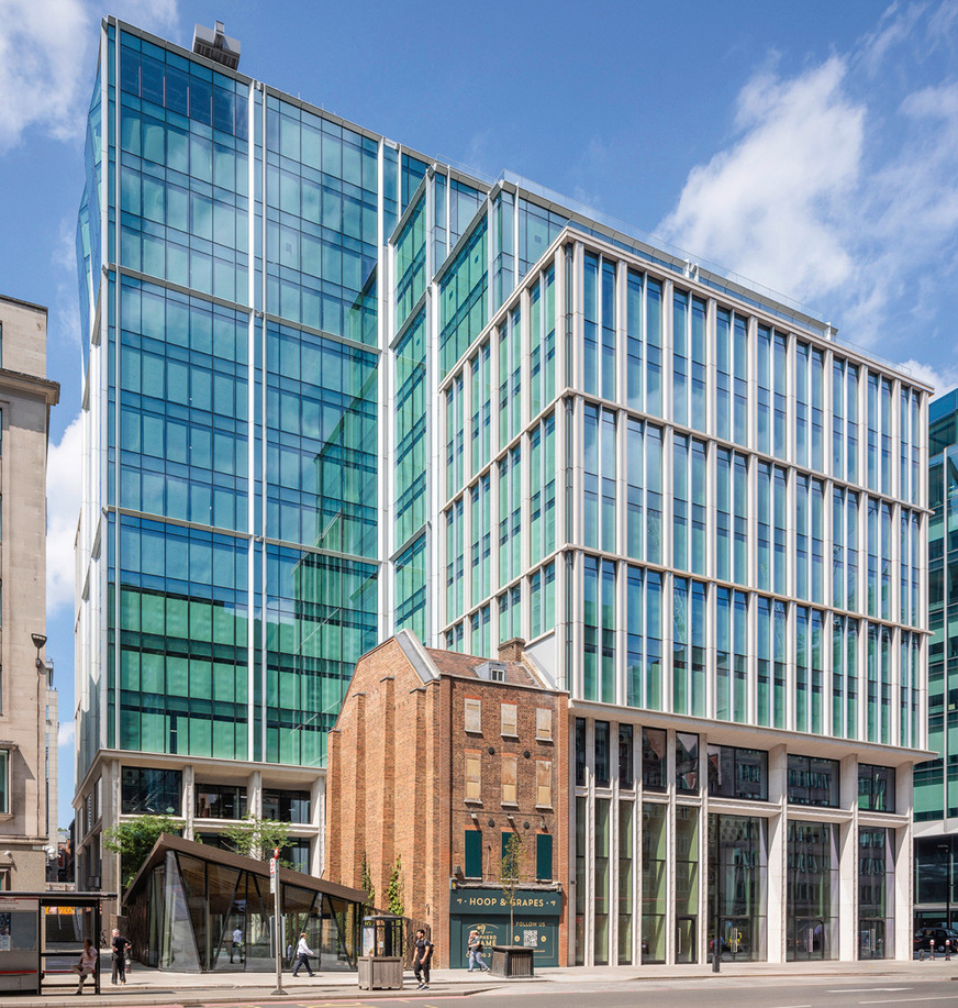 Neben dem denkmalgeschützten Pub „Hoop & Grapes“ gelegen, wurden für „Stonecutter Court“ Fassaden entwickelt, die das Stadtbild respektieren und aufwerten.