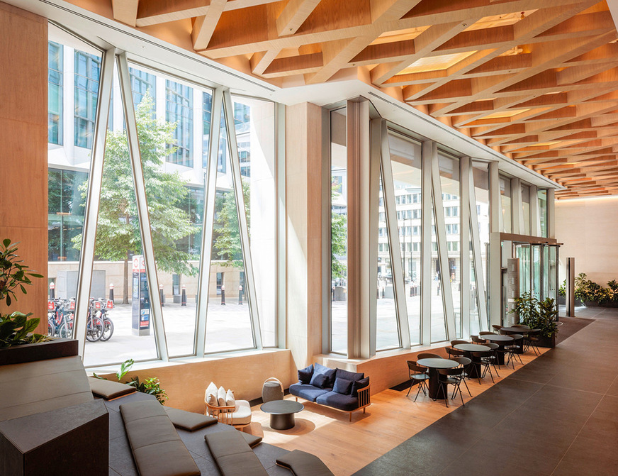 Für das Erdgeschoss lieferte AGC Interpane Architectural Glass maß­geschneiderte dreieckige und rautenförmige ipasol-Sonnenschutzgläser mit hoher Tageslicht­transmission, neutraler Ästhetik und exzellentem Sonnenschutz.