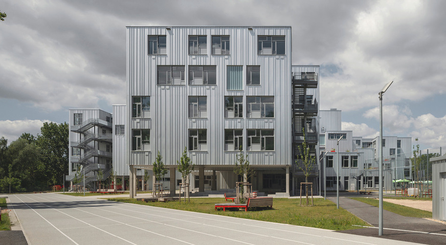 Das Gebäude ist nach dem Bewertungssystem des Bundes für öffentliche Bauvorhaben BNB in Silber zertifiziert.