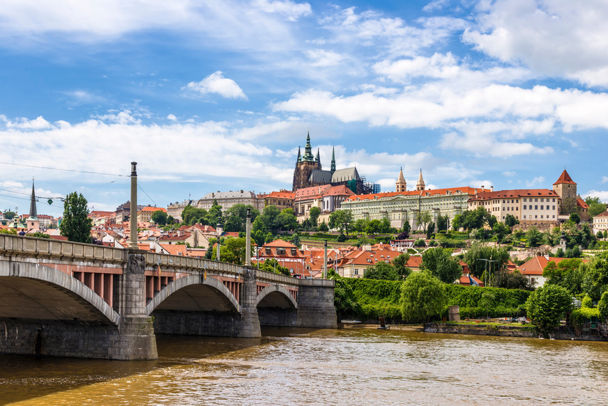 Ein Blick von der Prager Innenstadt Richtung Burg