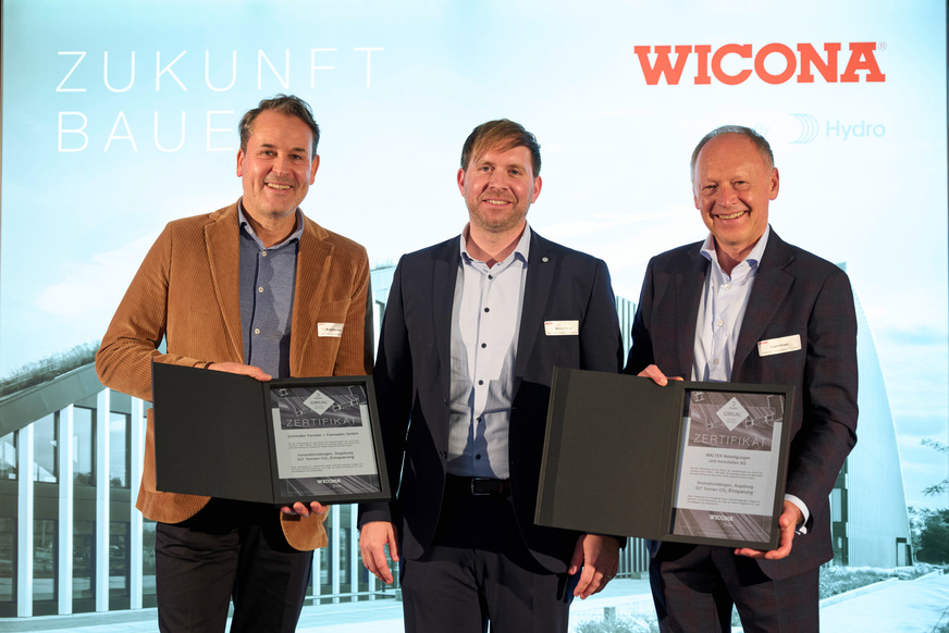 v.l.: Fassadenbauer Michael Schindler mit Markus Reindl von Wicona und Innovationsbogen-Bauherr Jürgen Kolper