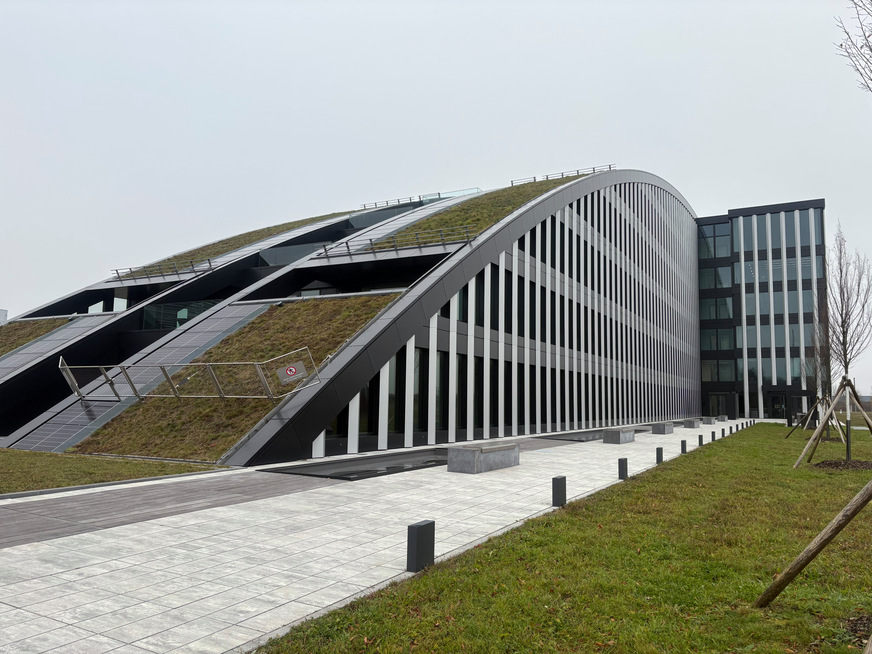 Der Innovationsbogen Augsburg zeigt beispielhaft, wie zukunftsorientierte Fassadenkonstruktionen umgesetzt werden können. Es ist weltweit das erste Gebäude, das vollständig mit Fassadensystemen aus Hydro Circal 100R ausgestattet wurde.