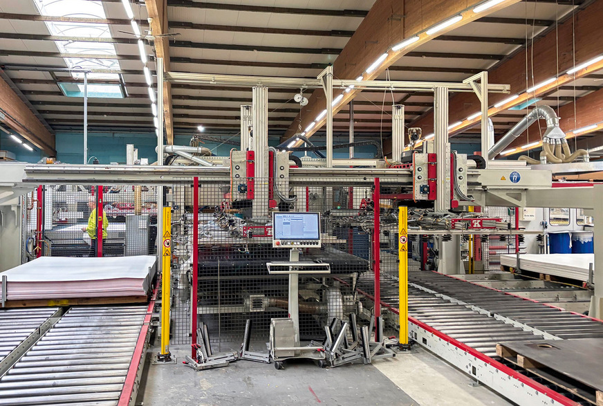 Einzelstück: Die vollautomatische Fertigungs﻿anlage zur Produktion der Sandwichelemente bei Hammah läuft jetzt seit 2022 und trägt erheblich zur Automatisierung des Produktionsprozesses bei.