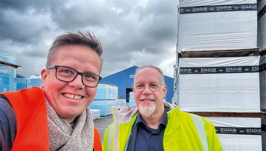 Marc Nickel (r.) mit GW-Chefredakteur Daniel Mund beim Rundgang über das Firmengelände.