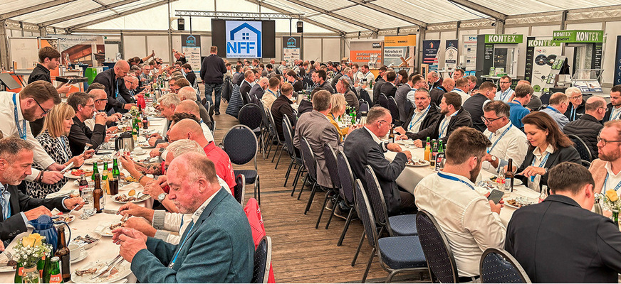 Volles Veranstaltungsfestzelt bei der NFF-Veranstaltung in diesem Jahr.