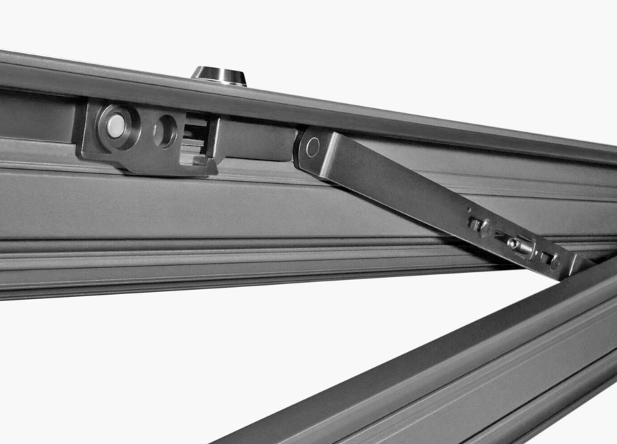 Abschließbare und manipulationsgeschützte Öffnungsbegrenzer ermöglichen einen zusätzlichen Schutz und verhindern unter anderem ein unkontrolliertes Zuschlagen der Fenster.