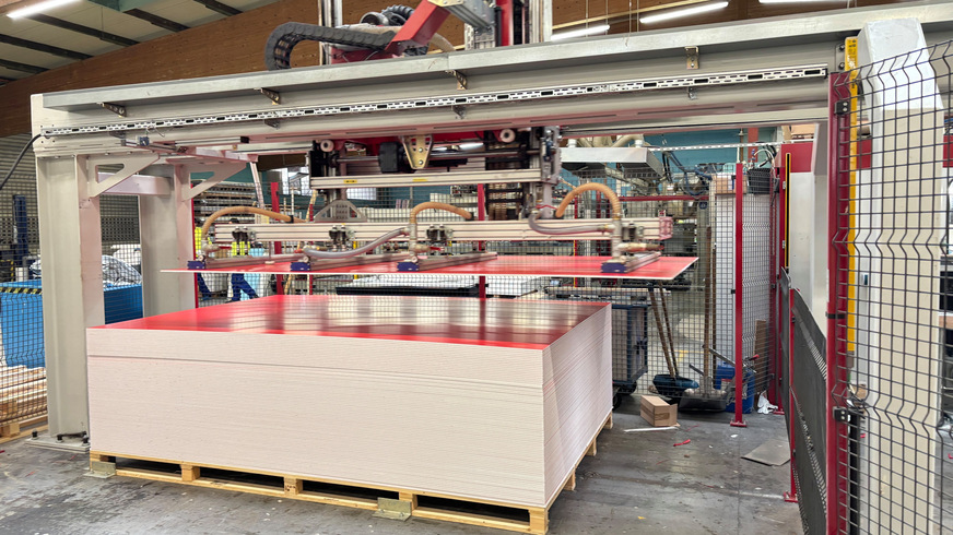 Herzstück der Modernisierung und Automatisierung bei Stadur: die vollautomatische Fertigungsanlage zur Produktion von Sandwichelementen.