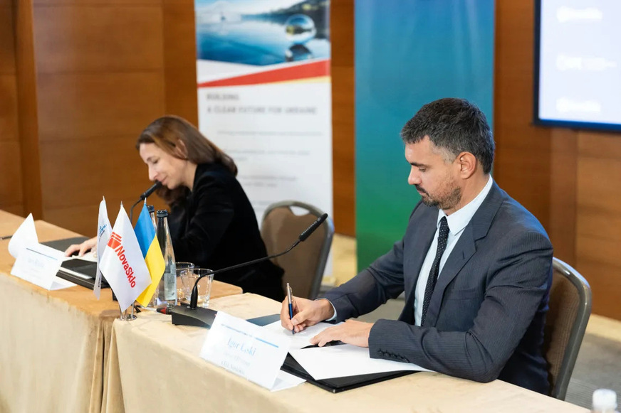 Olha Batova, СЕО EFI Group und  Igor Liski (r.), CEO von  NovaSklo und Gründer der EFI Group, bei der Vertragsunterzeichnung