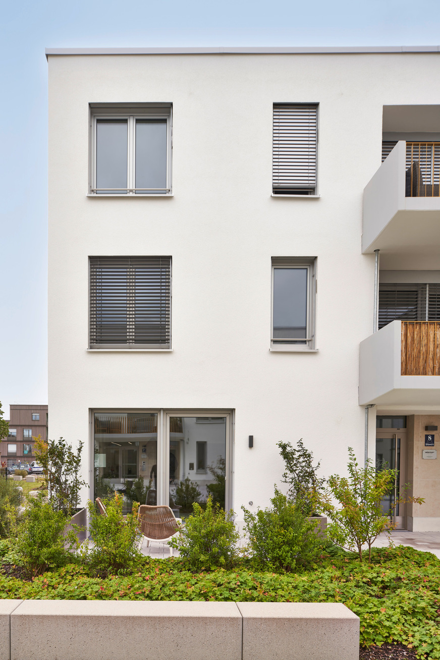 Die Außenansicht der Fenster in Weißaluminium glatt (925) fügt sich perfekt in die moderne Fassadengestaltung ein.