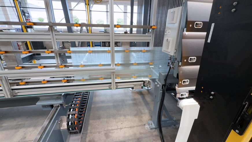  Ein Shuttle verbindet den Speicher und die Anlage und ermöglicht automatisches Puffern und Sortieren.