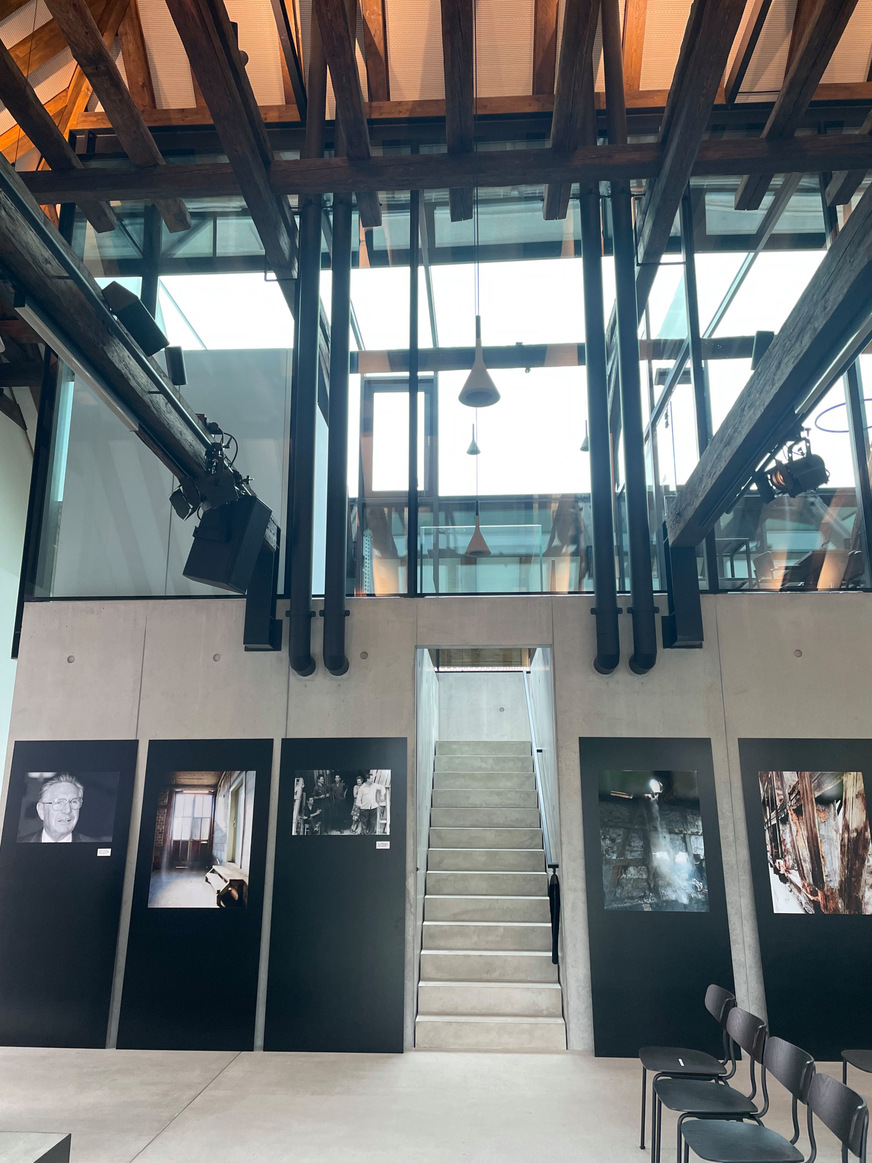 Die sogenannte Glasbox im Obergeschoss bietet Raum für Meetings und Seminare. Das Dachgebälk stammt noch komplett aus der Alten Kelter und wurde für den Umbau aufwendig saniert.