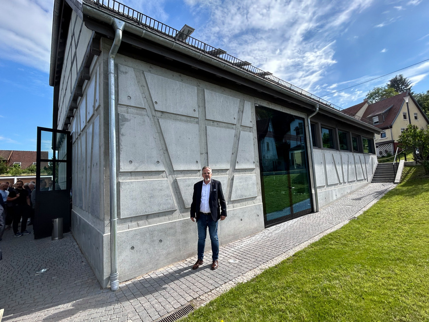 Hans-Joachim Arnold vor der Alte Kelter in Miedelsbach (Baden-Württemberg)