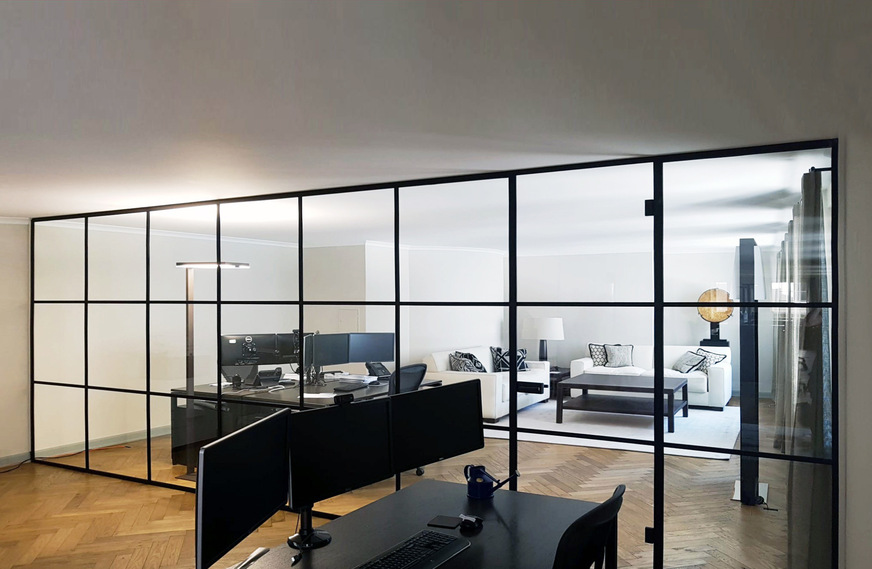 Mit den Glastrennwandsystemen Office von Längle Glas System bietet C.R. Laurence eine optisch ansprechende Lösung für den Innenausbau an.