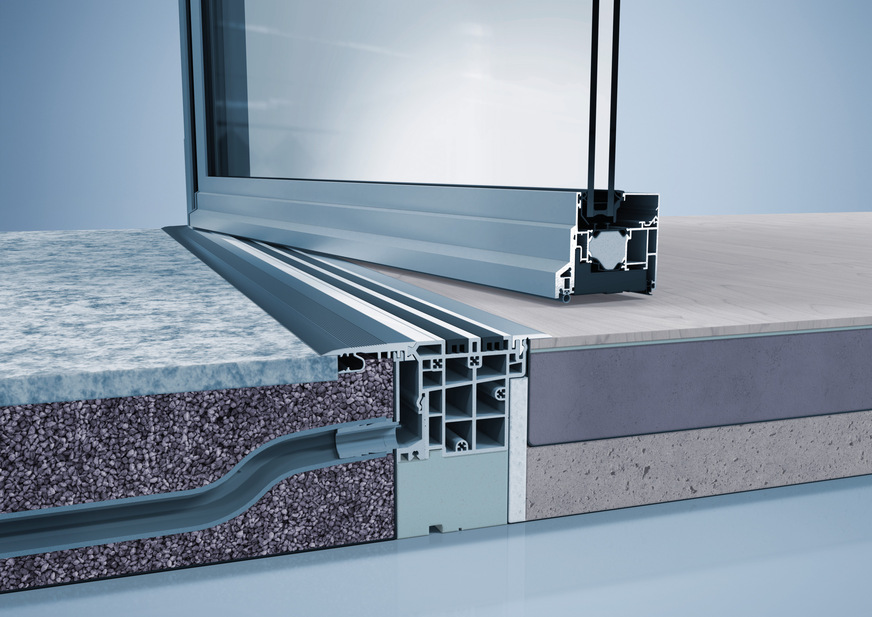 Die niveaugleiche Bodenschwelle verfügt über zwei im Rahmen eingelassene Magnetprofile, die sich während des Schließvorgangs automatisch anheben.&nbsp;