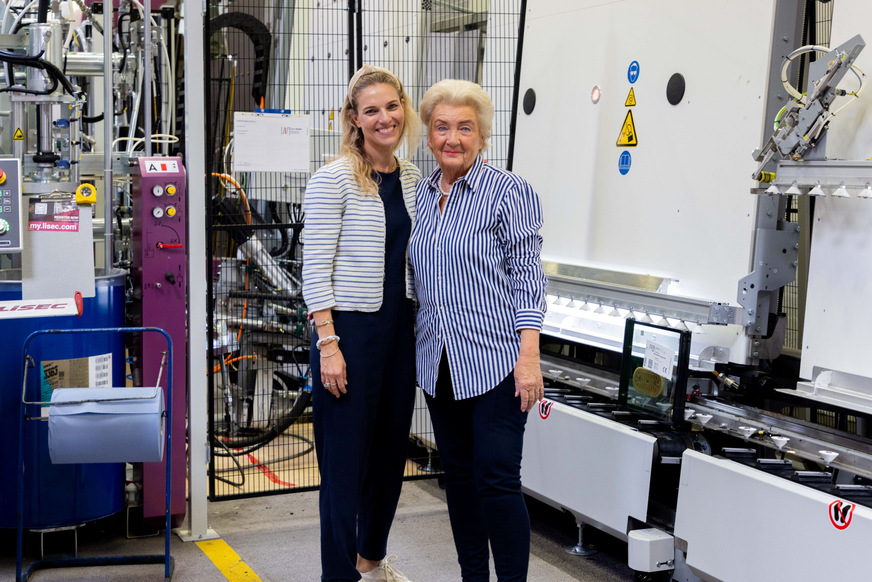Barbara Bosse, Geschäftsführerin von Glas Natter mit Ihrer Mutter Rosmarie Natter, die das Unternehmen über viele Jahre leitete.