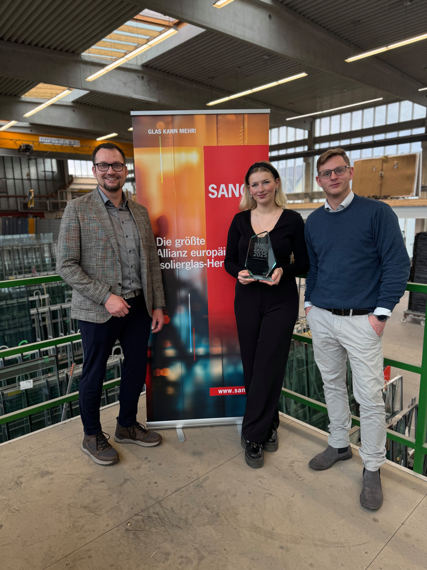 Denis Löhle (l.) von der Sanco Beratung überreicht den Siegerpreis an isophon Prokuristin Carolin Biletic und Samuel Hübner, Key-Account-Manager.