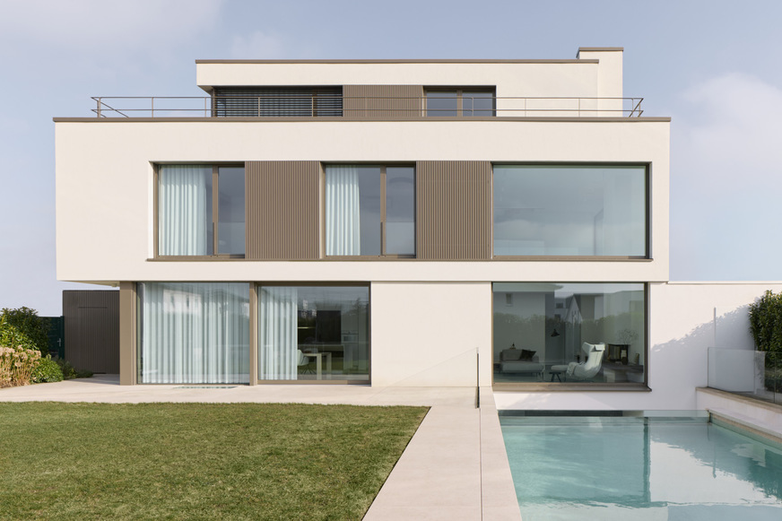 Einheitliches Design mit System: Tür- und Fenstersysteme von heroal – hier im Farbton RAL 7006 m – schaffen eine harmonische Gesamtoptik.