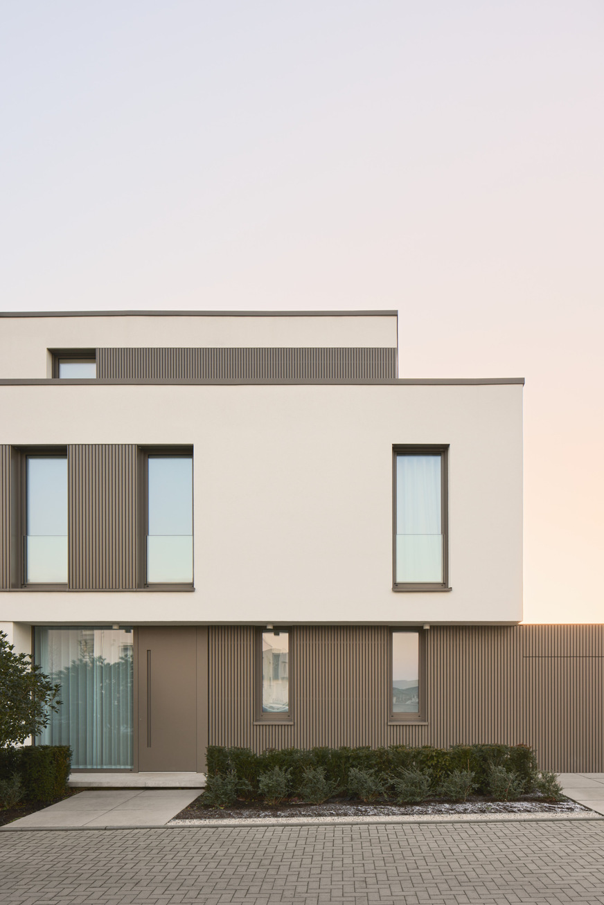 Die Eingangstür heroal D 72 fügt sich nahtlos in das Fassadendesign ein und bietet hohe Wärmedämmung.