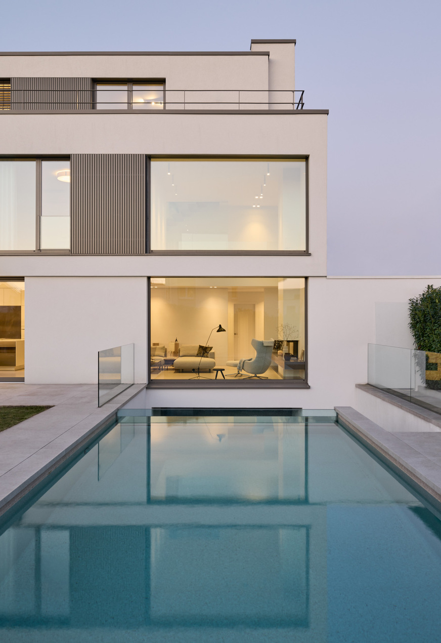 Das Fenstersystem heroal W 72 kombiniert hohe Leistung mit elegantem Design, ideal für moderne Wohnarchitektur mit Nachhaltigkeitsanspruch.