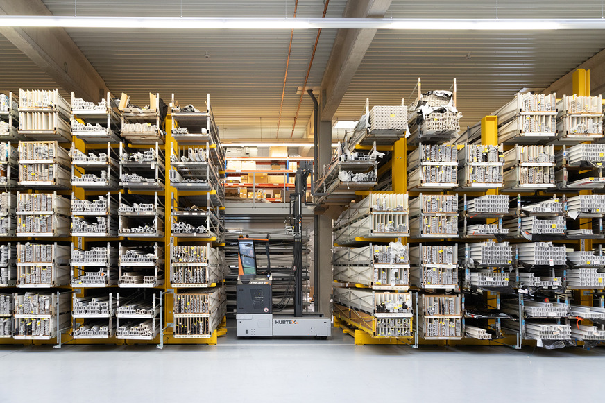 Die verfahrbaren Hegla Lagermodule stehen dicht an dicht platzsparend nebeneinander. Erst zum Be- und Entladen wird eine Lücke verfahren.