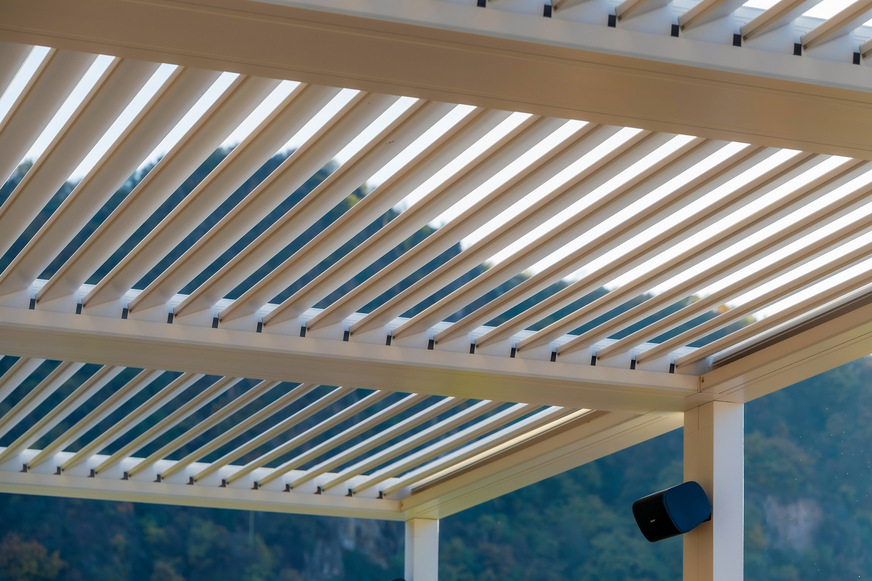 Die hohe Modularität der Kedry Prime in Breite und Ausladung mit bis zu 7 × 5 m ermöglicht es, auch große Flächen stützenarm und elegant zu überdachen.