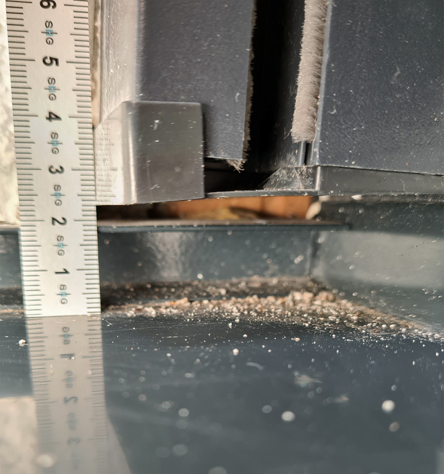 Bei vielen Schadensberichten in den letzten Jahren hat sich gezeigt, dass der Schnittpunkt von Fenster, Fensterbank, Putzanschluss und Rollladenführungsschiene – das sogenannte Gewerkeloch – ein besonders hohes Schadenspotenzial birgt.