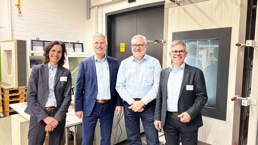 v.l.: Marketingleiterin Nicola Breilmann, Friedhelm Ehrenholz (Sales Director DACH der Tremco CPG Germany GmbH), Andreas Zimmermann (Leiter Objektabteilung und Planungsteam bei Tremco CPG Germany) sowie Frank Wörmann als Leiter der Anwendungstechnik Tremco CPG) bei der Präsentation des neuen Bänderportfolios in Bodenwöhr gegenüber der Fachpresse.