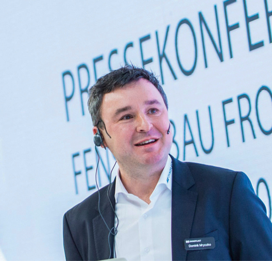 Seit 2006 ist Dominik Mryczko Geschäftsführer von Oknoplast Deutschland. Er hat eine zentrale Rolle beim Aufbau der Marke in Deutschland und der Stärkung der Kundenbeziehungen auf dem deutschen Markt gespielt. Gleichzeitig ist seine Rolle, die Internationalisierung der Gruppe aktiv mitzugestalten.