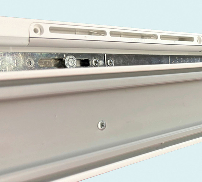 Der﻿ Smart-Lüfter im eingebauten Zustand: Zu erkennen ist, dass die Beschlagsnut nicht tangiert wird.