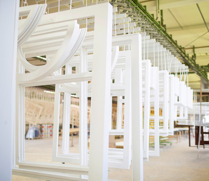 Beschichtungsexpertise bei Gutbrod mit moderner ­Lackierstraße und E-Statik-Spritzroboter.